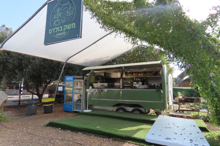 עגלת הבשר של משק בולדס בגן השומרון