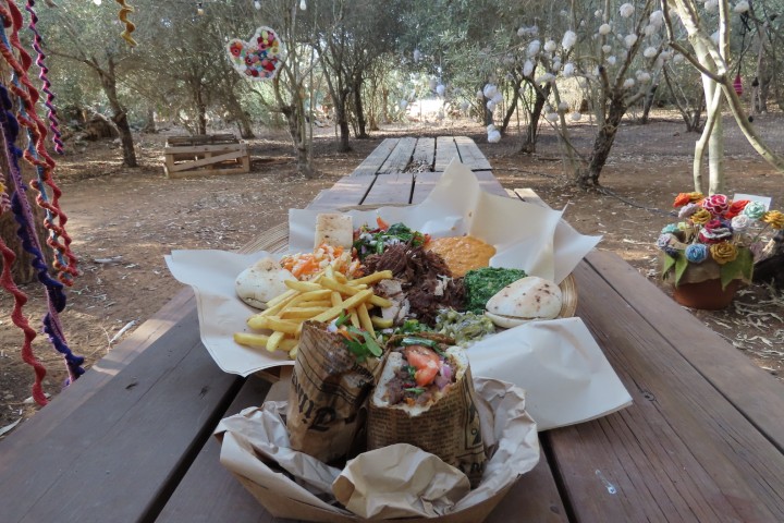 משק בולדס ועגלת הבשר המעושן בגן השומרון