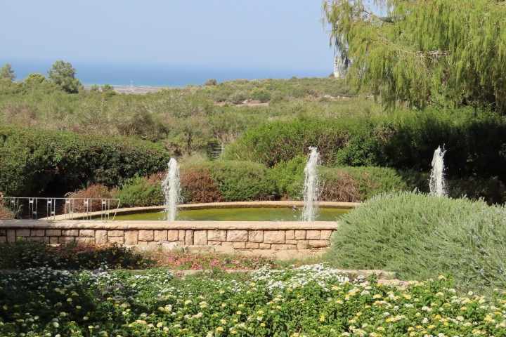 בריכת המזרקות בגני רמת הנדיב עם נוף לים