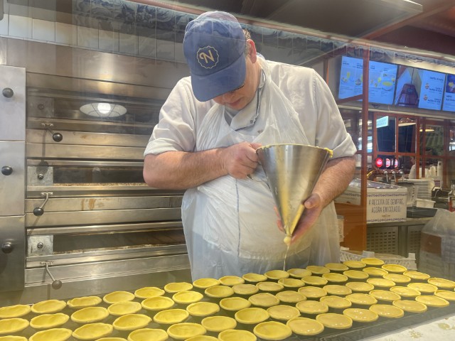 Past&eacute;is de Nata pastry shop in Lisbon