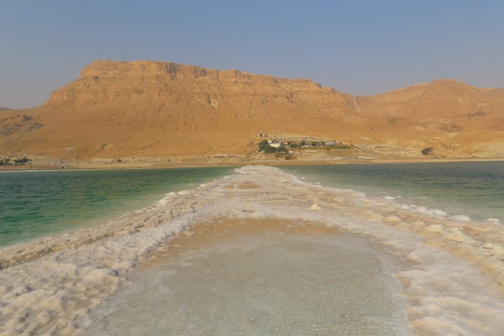טיילת מגבישי מלח בחוף עין בוקק בים המלח
