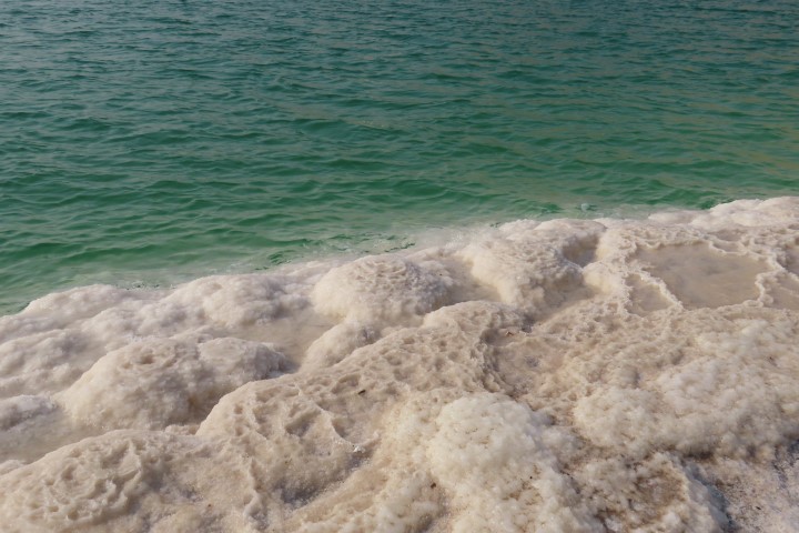 גבישי מלח מפוסלים לאורך חופי ים המלח