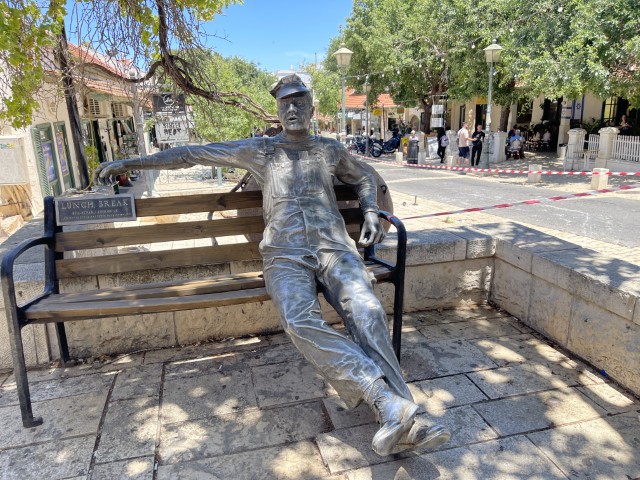 פסל הפועל הפסקת צהריים בזכרון יעקב