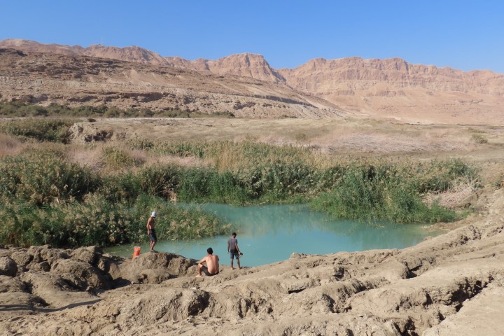 בולענים עם מים טורקיז חמים באזור ים המלח