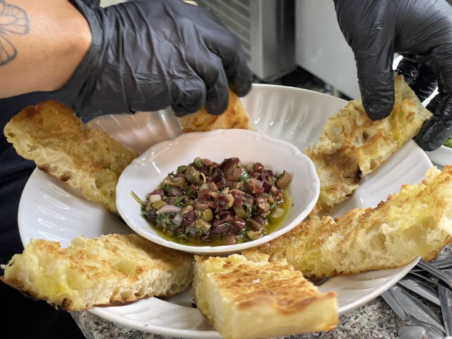 פוקצ'ה וסלט במייסדים 16