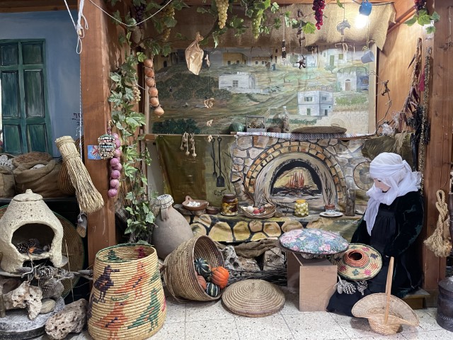 עבודות רקמה מסורתיות וסלי קש קלועים, מוצגי מוזיאון כרמל עוספיא