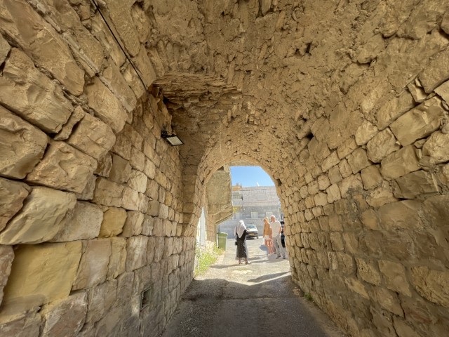 קשת עתיקה בלב הרחובות העתיקים של עוספיא, מבנה היסטורי