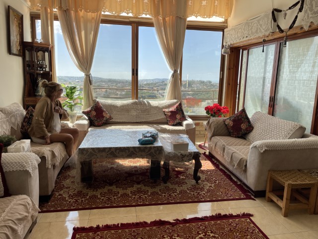 סלון ביתה של רינה מנסור, נוף כרמל עוצר נשימה, אירוח דרוזי