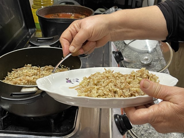 בורגול מבושל עם איטריות, מנה דרוזית בארוחה הביתית אצל רינה