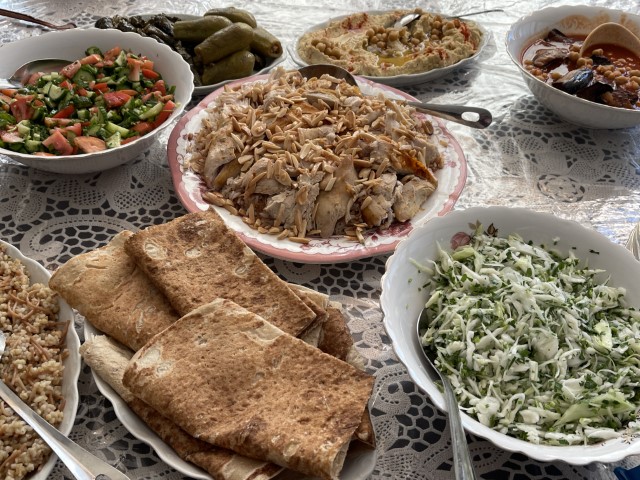 שולחן אירוח דרוזי עם פיתות, סלטים ותבשילים, עוספיא רינה מנסור