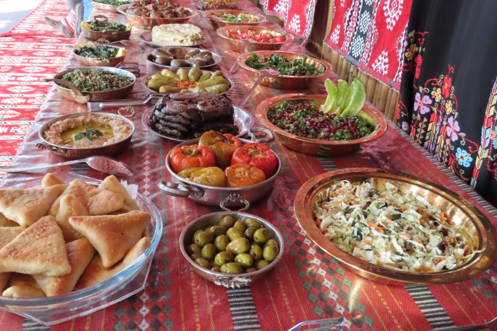 ארוחה בדואית מסורתית באוהל אל עין על הר כמון