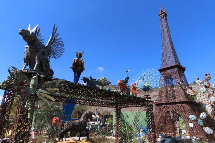 מגדל אייפל וסוכה עשויי פרסות סוסים, פסלי ברזל, המוזיאון האקולוגי של וסים