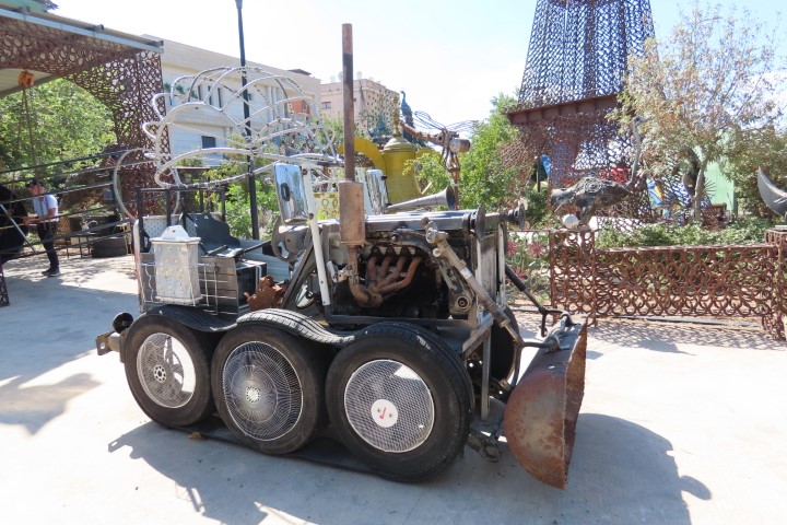 טרקטור מברזל וצמיגים ממוחזרים, מוזיאון אקולוגי שעב
