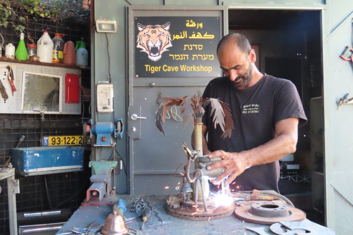 וסים בוקעי עובד על פסל מברזל ממוחזר, גלריה אקולוגית שעב גליל מערבי