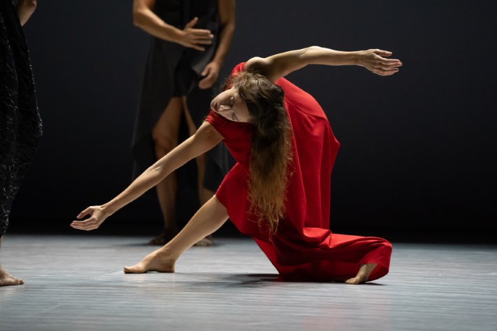 נשים בשמלות אדומות במופע המחול נונה 