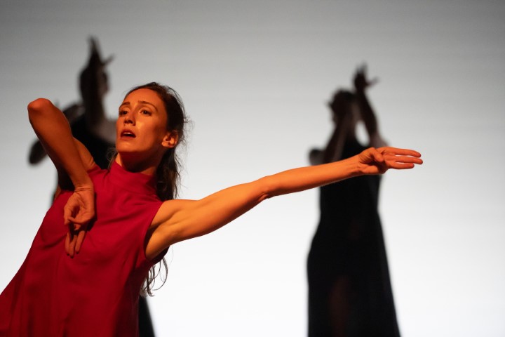 תנועות ידיים סמליות במופע "נונה"