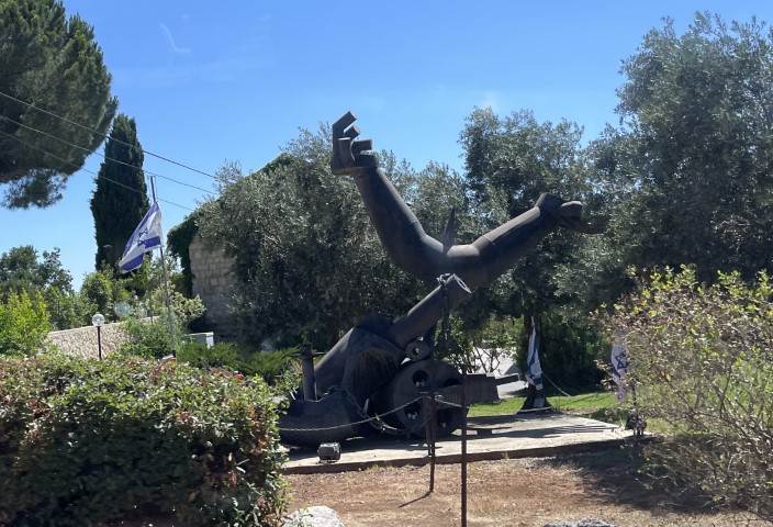 אנדרטה לזכר נופלי סיירת אגוז בנווה אטי"ב בעיצוב הפסל מוטי מלר