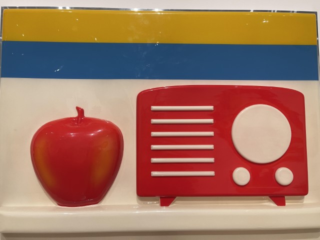טבע דומם מפלסטיק יצוק של טום וסלמן בתערוכת בגדול במוזיאון תל אביב