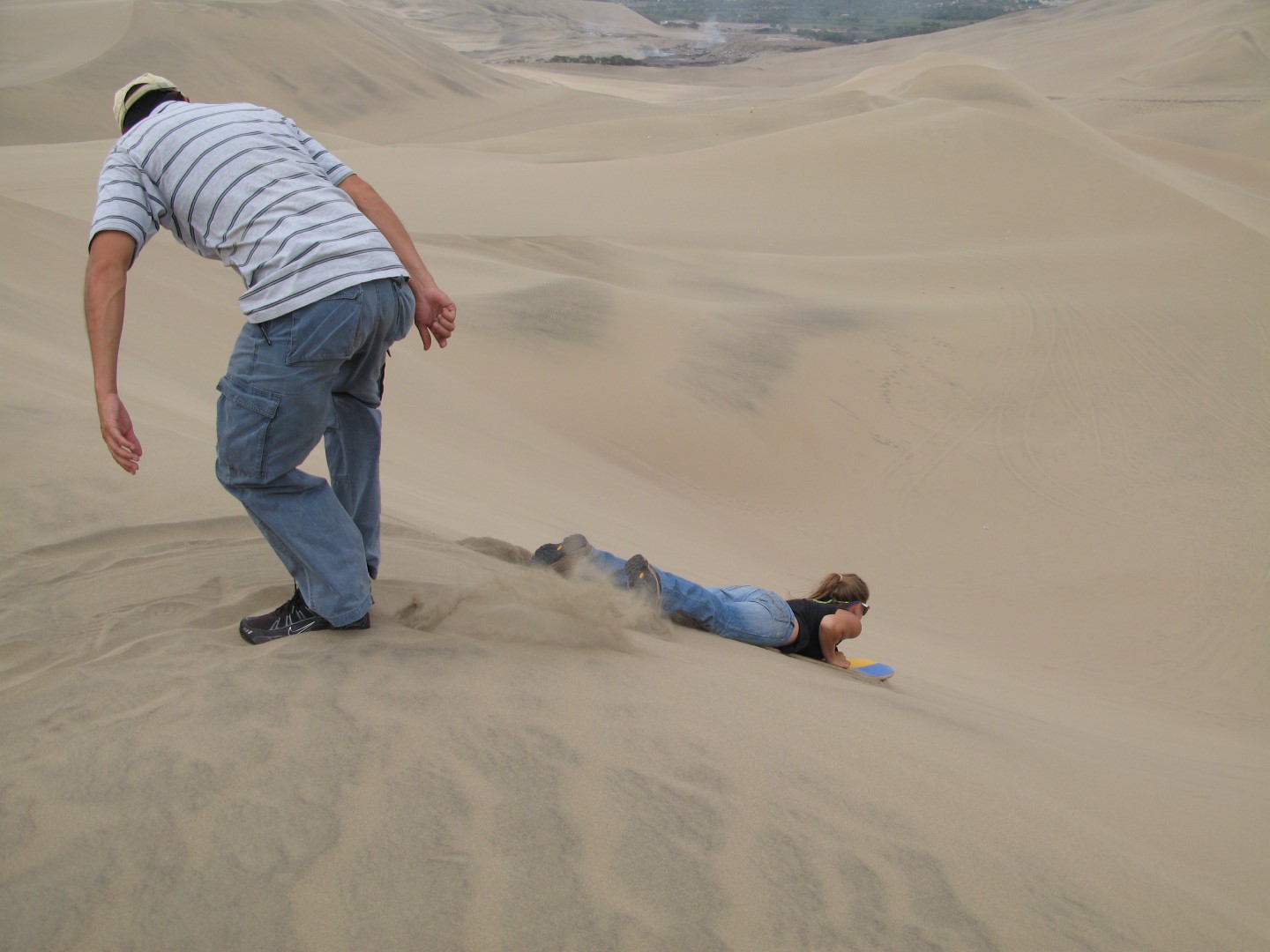 סקי חולות בדיונות של איקה בפרו, Sandboarding in Ica Peru